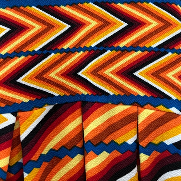 💥2/$15 LuLaRoe Amelia chevron mod 70’s inspired retro look short sleeve dress M - Picture 5 of 13